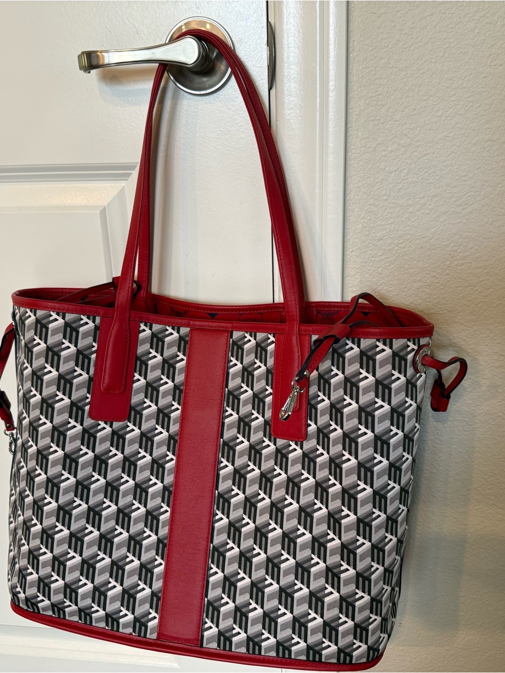 MCM Red Visetos Logo Tote with Navy Motif - Picture 4 of 8